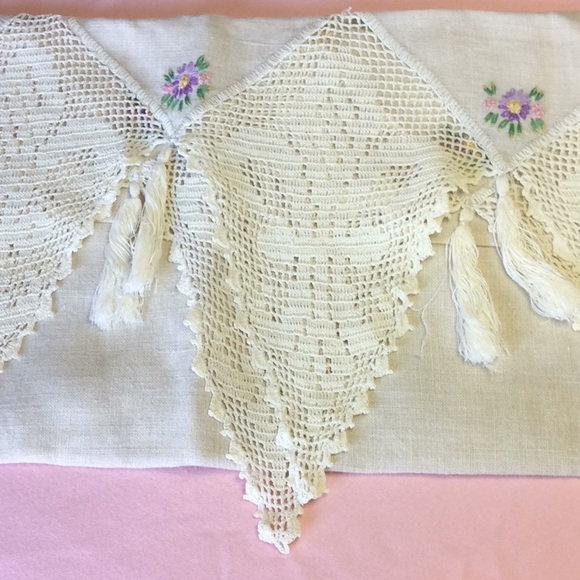 ❤️ $10 Almost Perfect Embroidered Linen Runner - Picture 3 of 5